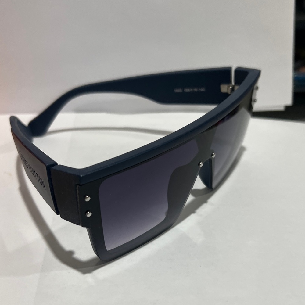 Louis Vuitton Navy Frame Sunglass with Gray Gradient Lenses - Picture 7 of 9